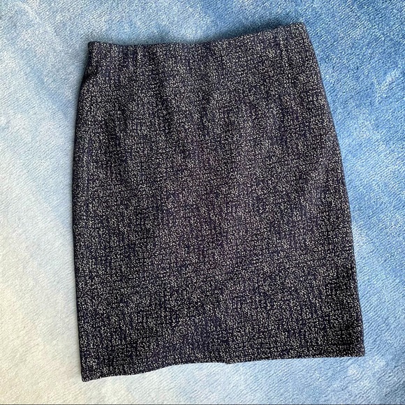 ⚠️LAST CHANCE LOFT Navy Stretchy Pencil Skirt - Picture 2 of 5